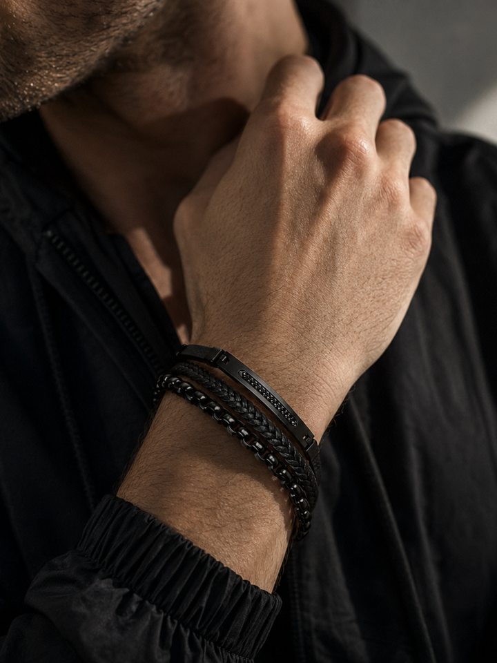 Mehrreihiges schwarzes Armband mit Ketten-Details